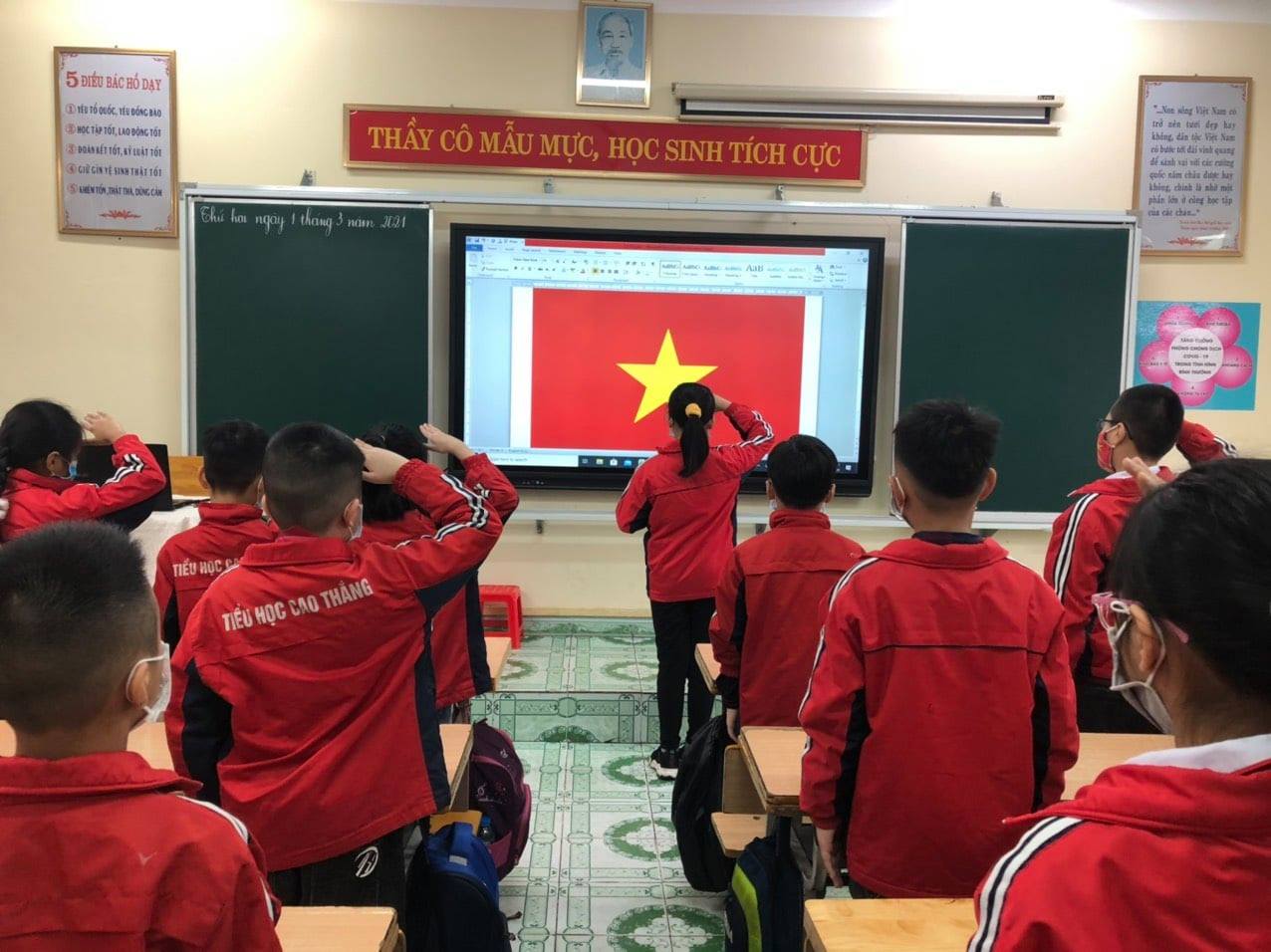 Học sinh quay trở lại trường học sau đợt nghỉ dịch và Tết Tân Sửu 2021