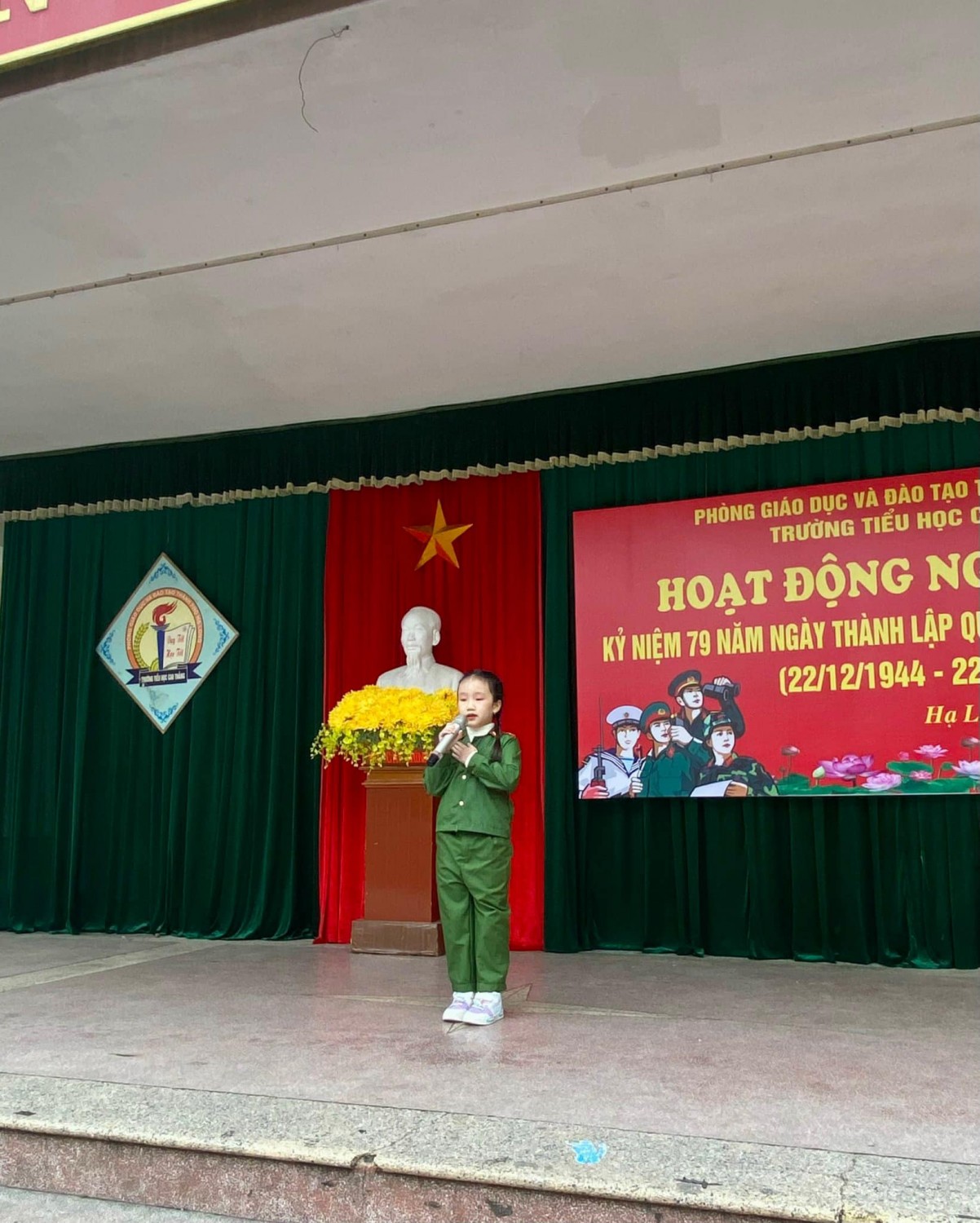 Hoạt động ngoại khóa với chủ đề “Em yêu chú bộ đội”