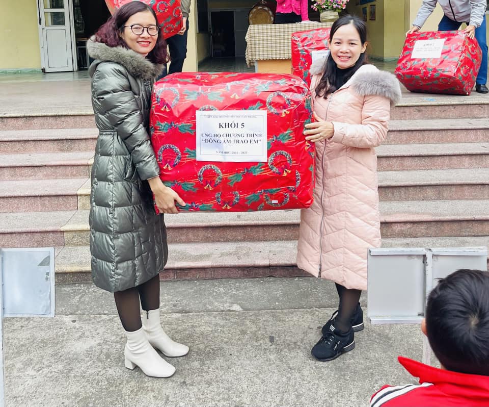 Trường Tiểu học Cao Thắng ủng hộ chương trình "Đông ấm cho em" năm học 2022-2023.