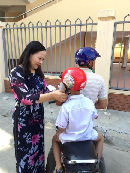 Thầy cô đưa đón học sinh